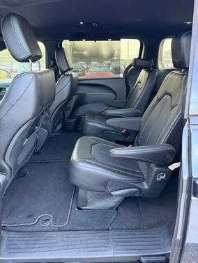 2023 Chrysler Pacifica Touring-L