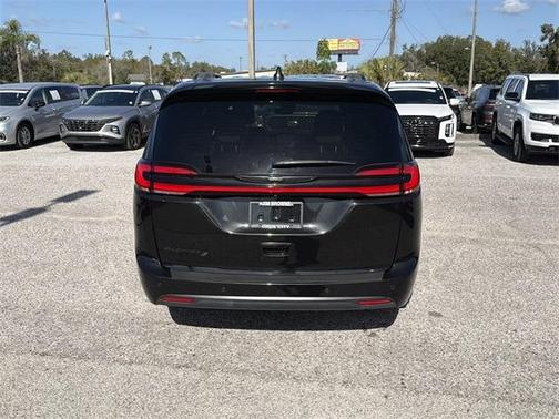 2023 Chrysler Pacifica Touring-L