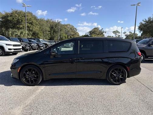 2023 Chrysler Pacifica Touring-L