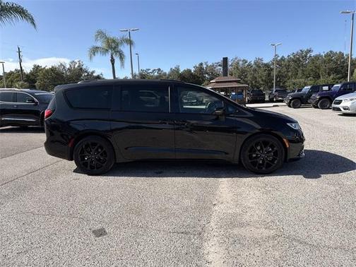 2023 Chrysler Pacifica Touring-L