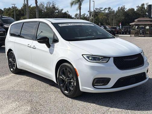 2026 Chrysler Pacifica Select