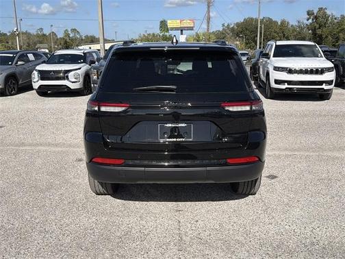 2025 Jeep Grand Cherokee Laredo