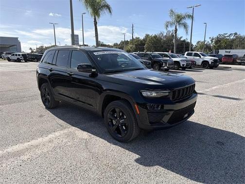 2025 Jeep Grand Cherokee Laredo