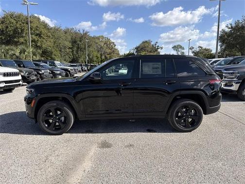 2025 Jeep Grand Cherokee Laredo