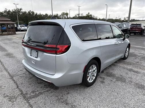2024 Chrysler Pacifica Touring-L