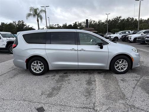 2024 Chrysler Pacifica Touring-L