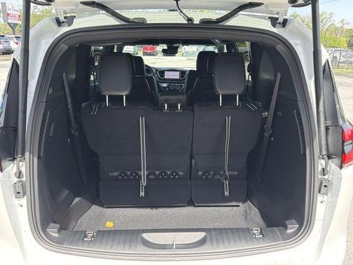 PW7 2027 Chrysler Pacifica SELECT