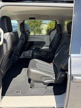 2023 Chrysler Pacifica Touring-L
