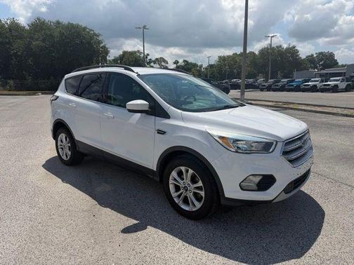 Oxford White 2018 Ford Escape SE