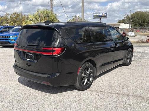 2023 Chrysler Pacifica Touring-L