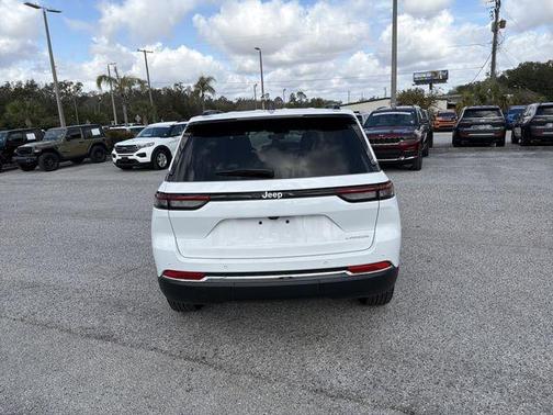 Bright White Clearcoat 2025 Jeep Grand Cherokee Laredo X