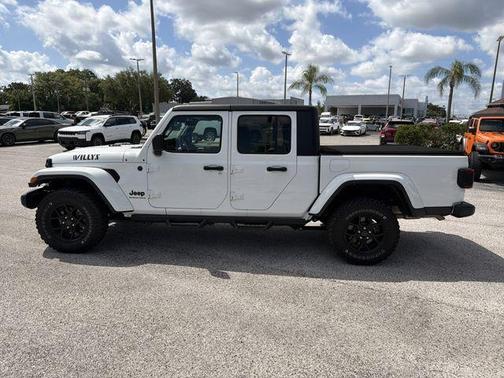 Bright White Clearcoat 2024 Jeep Gladiator Sport