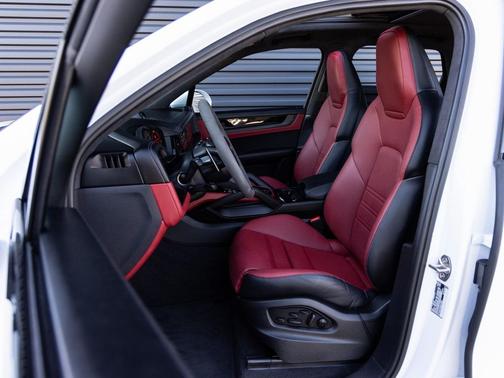 2025 Porsche Cayenne GTS