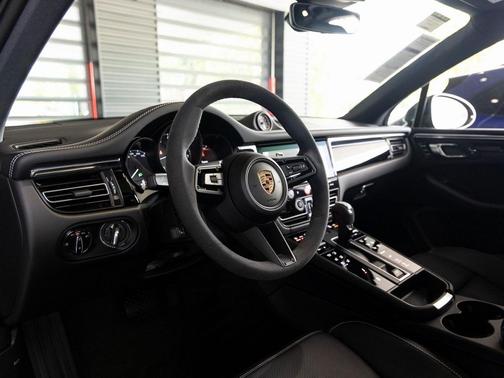 2025 Porsche Macan T