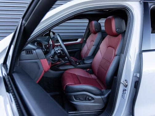 2025 Porsche Cayenne GTS