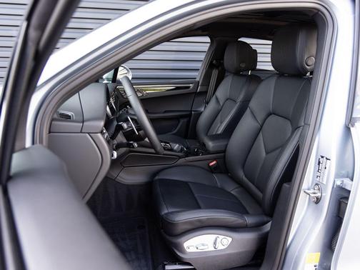 Dolomite Silver Metallic 2026 Porsche Macan Macan