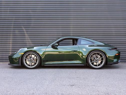 Oak Green Metallic Neo 2026 Porsche 911 GT3
