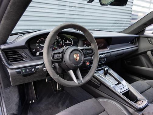 2025 Porsche 911 Carrera 4 GTS