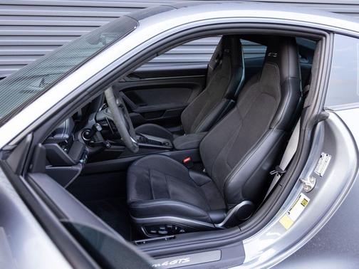 2025 Porsche 911 Carrera 4 GTS