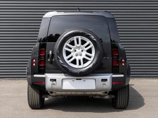 2025 Land Rover Defender 110 P300