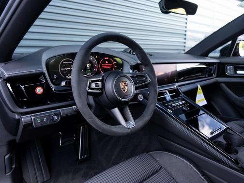 2025 Porsche Panamera 4