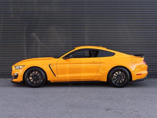 Orange Fury Metallic Tri-Coat 2018 Ford Shelby GT350 Base