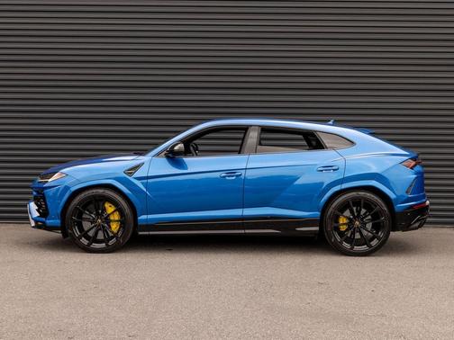 Blu Eleos Metallic 2022 Lamborghini Urus Base