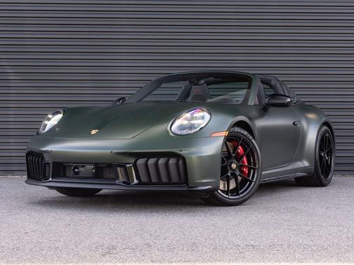 Oak Green Metallic Neo 2026 Porsche 911 Targa 4 GTS