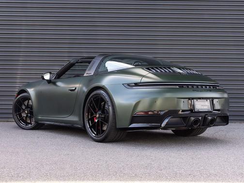 Oak Green Metallic Neo 2026 Porsche 911 Targa 4 GTS