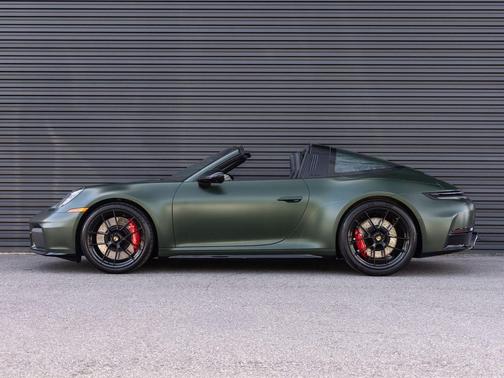Oak Green Metallic Neo 2026 Porsche 911 Targa 4 GTS
