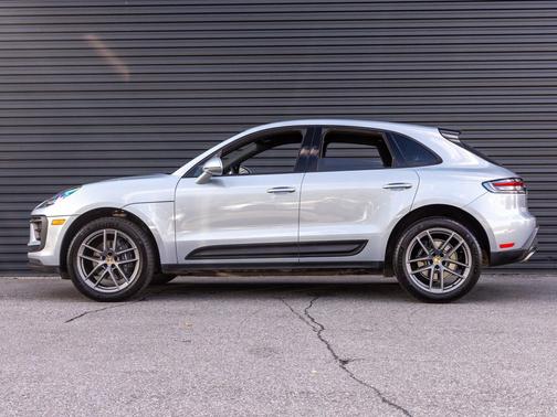 Dolomite Silver Metallic 2025 Porsche Macan Macan