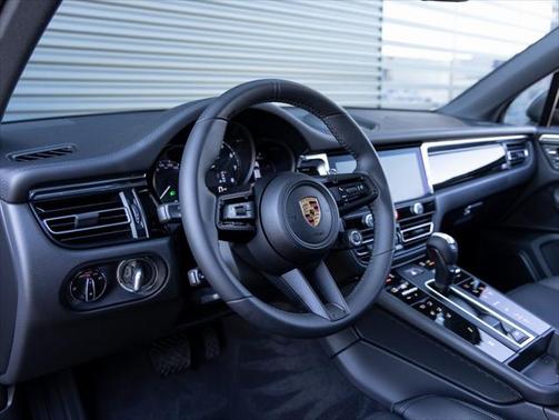 2025 Porsche Macan Base