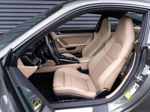 Aventurine Green Metallic 2024 Porsche 911 Carrera