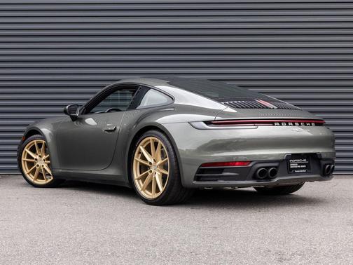 Aventurine Green Metallic 2024 Porsche 911 Carrera