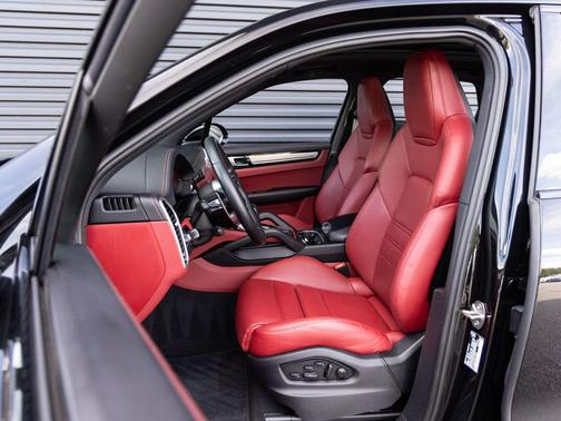 Chromite Black Metallic 2023 Porsche Cayenne Platinum Edition