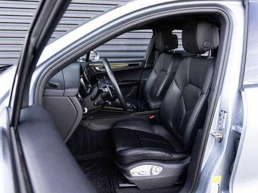 Dolomite Silver Metallic 2025 Porsche Macan Macan