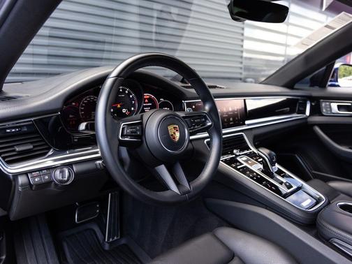 Gentian Blue Metallic 2022 Porsche Panamera 4S