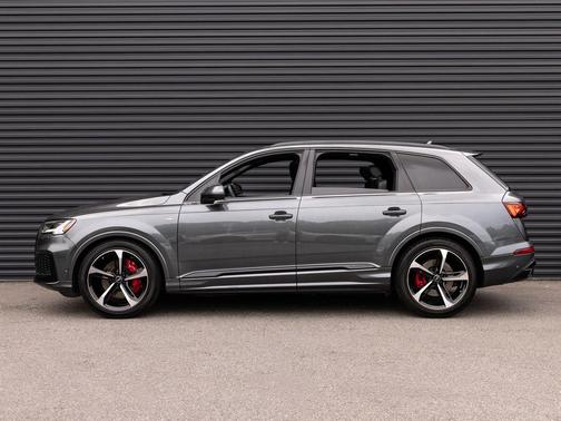 Daytona Gray Pearl Effect 2024 Audi Q7 55 Prestige