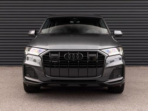 Daytona Gray Pearl Effect 2024 Audi Q7 55 Prestige