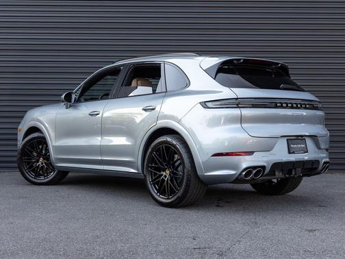 Dolomite Silver Metallic 2026 Porsche Cayenne S