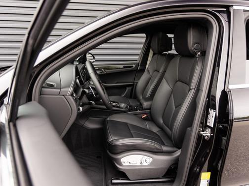 Jet Black Metallic 2026 Porsche Macan Macan