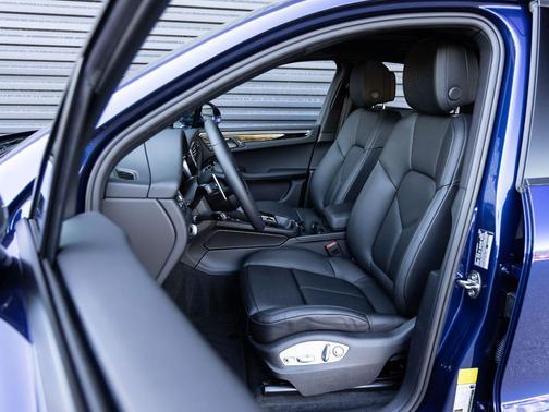 Gentian Blue Metallic 2026 Porsche Macan Macan