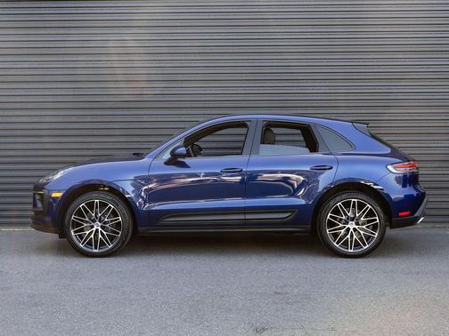 Gentian Blue Metallic 2026 Porsche Macan Macan