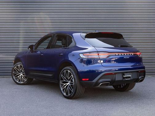 Gentian Blue Metallic 2026 Porsche Macan Macan