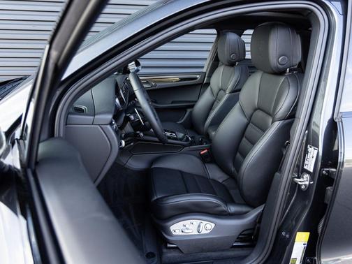 Volcano Grey Metallic 2026 Porsche Macan Macan