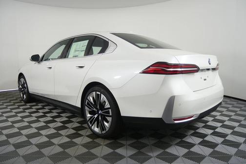Mineral White Metallic 2026 BMW 530 530i