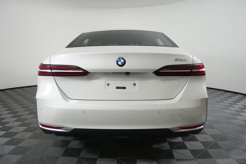 Mineral White Metallic 2026 BMW 530 530i
