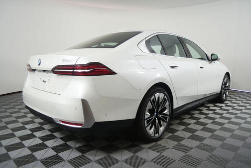 Mineral White Metallic 2026 BMW 530 530i