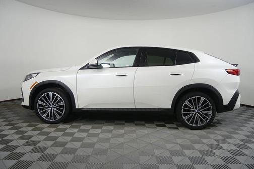 Mineral White Metallic 2026 BMW X2 xDrive28i