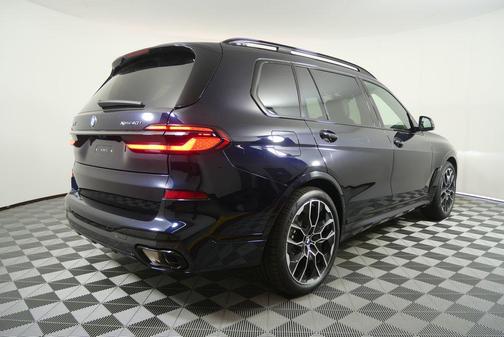 Carbon Black Metallic 2027 BMW X7 xDrive40i